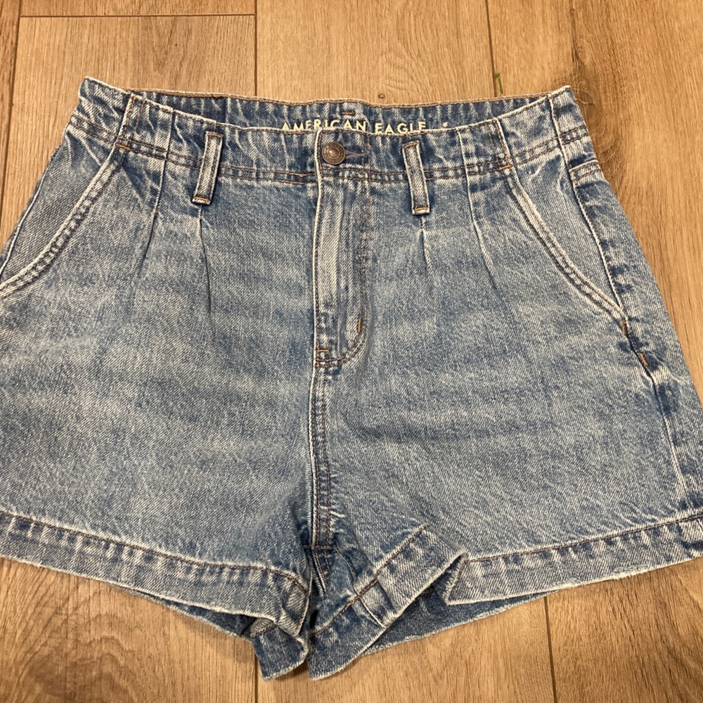 American Eagle Pleated Blue Denim Mom Jean Shorts Size 4